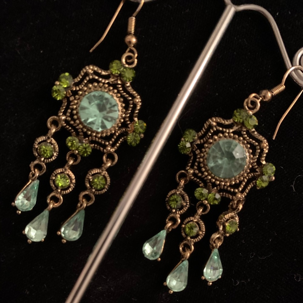 🆕🔥Green Sparkly Medium Chandelier Earrings